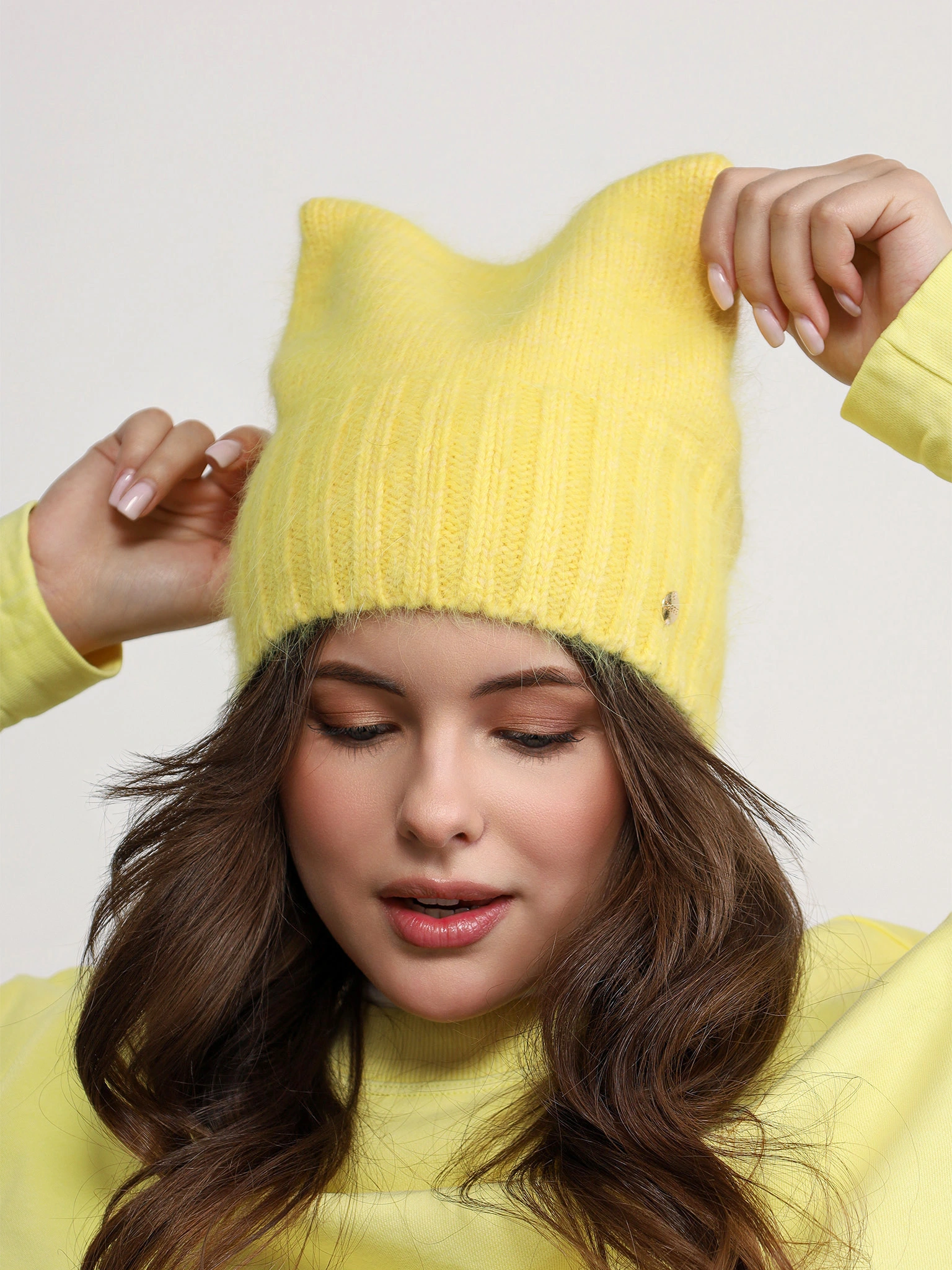 Шапка-бини из ангоры и нейлона с ушками в ассортименте